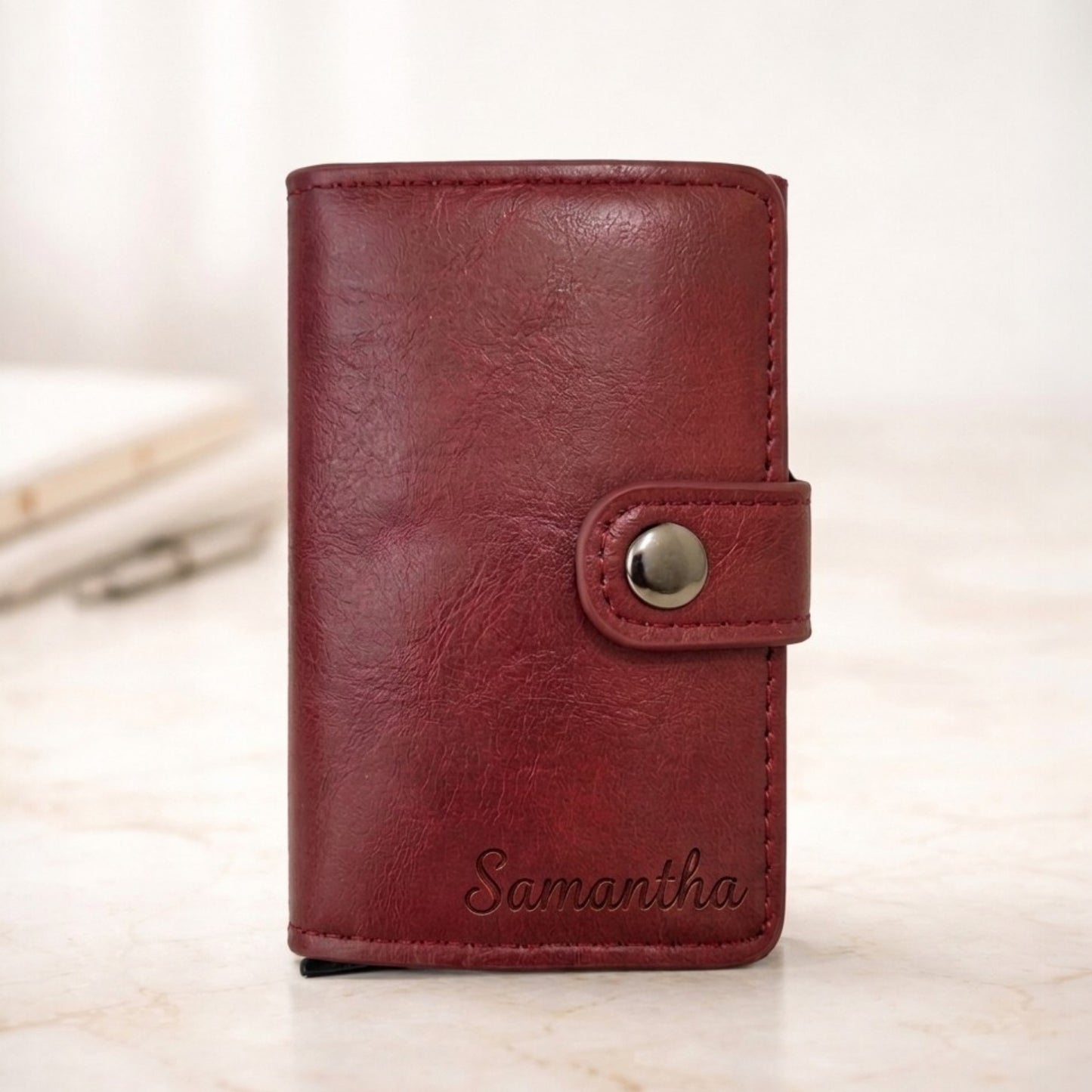Personalisiertes Slim Wallet mit Knopf
