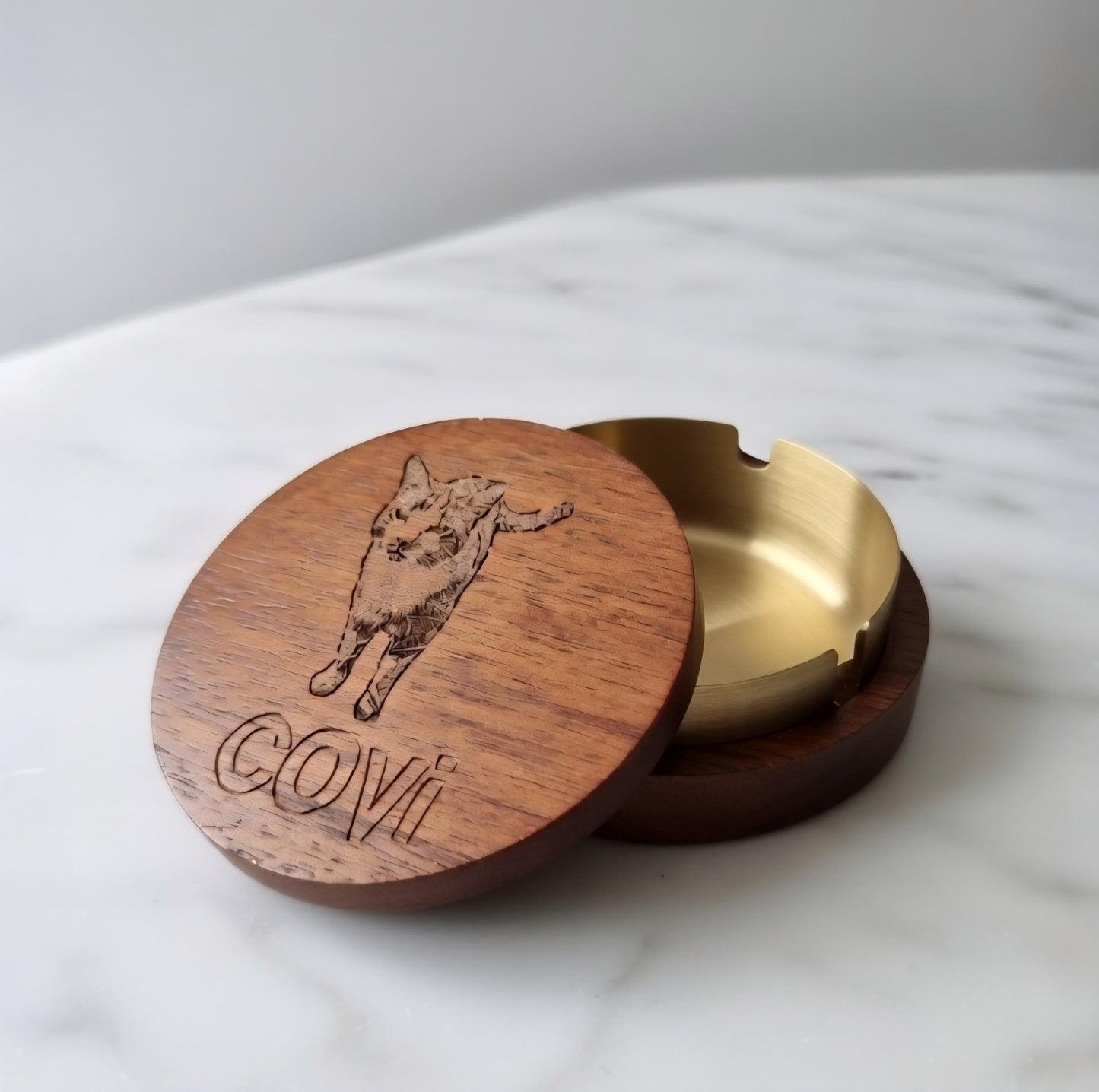 Personalisierter Aschenbecher aus Walnussholz