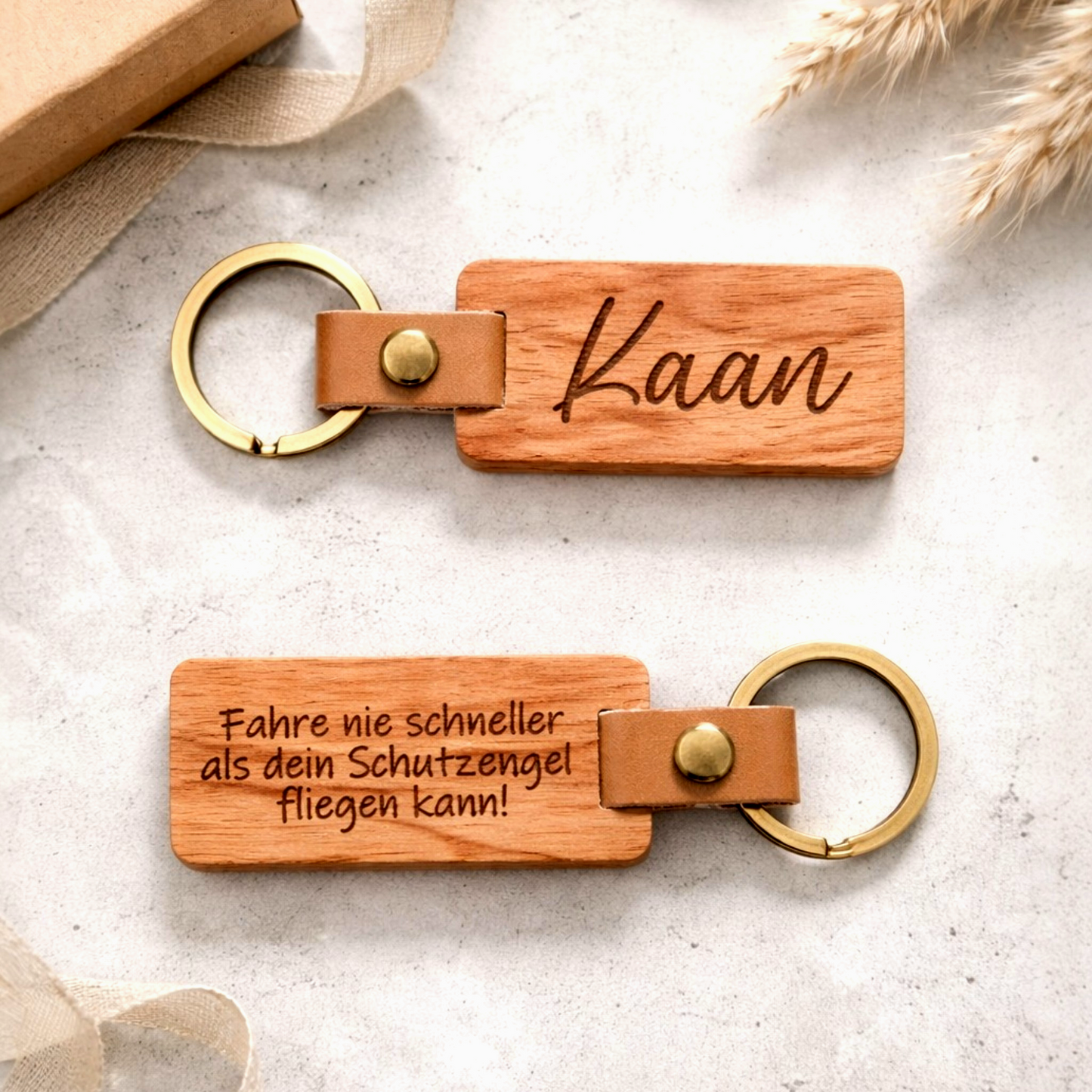 Personalisierter Schlüsselanhänger aus Kirschholz